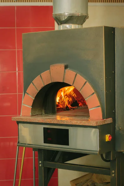 Feuerflamme im traditionellen Pizzaofen. — Stockfoto