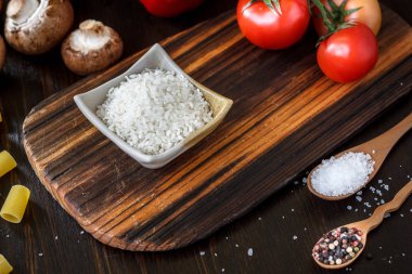 Güzel beyaz pirinç beyaz seramik kase.