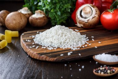 Sebzeli pilav üzerine bir ahşap tahta.