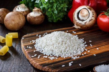 Sebzeli pilav üzerine bir ahşap tahta.