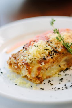 İtalyan restoranında geleneksel İtalyan lazanya.