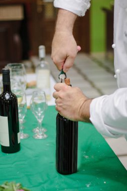 Sommelier şişe kırmızı şarap ile açılır..