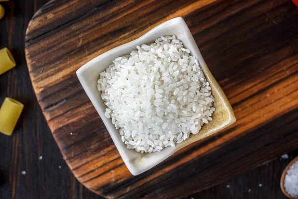 Vista superior del arroz blanco seco en un tazón de cerámica . — Foto de Stock