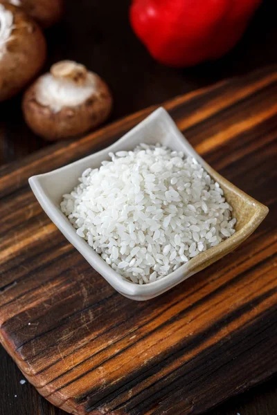 Hermoso arroz blanco en un tazón de cerámica blanca . — Foto de Stock