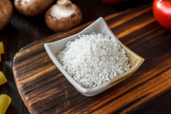 Hermoso arroz blanco en un tazón de cerámica blanca . — Foto de Stock