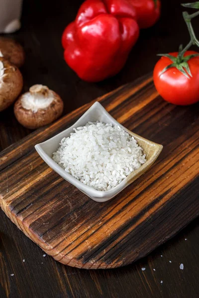 Hermoso arroz blanco en un tazón de cerámica blanca . — Foto de Stock