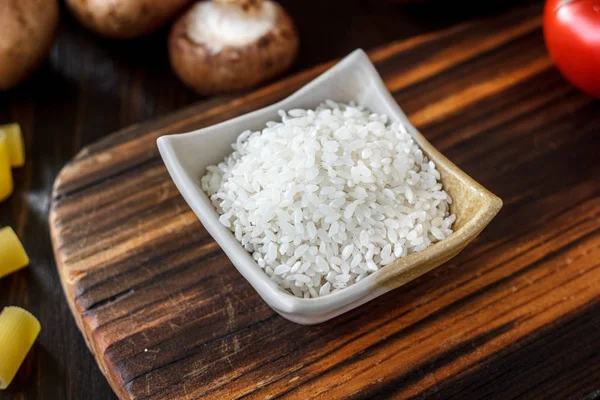 Hermoso arroz blanco en un tazón de cerámica blanca . — Foto de Stock