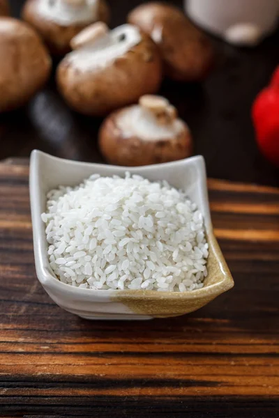 Cuenco de cerámica con el arroz sobre tabla de madera . — Foto de Stock