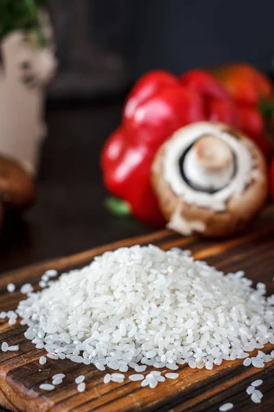 Ramo de arroz en una tabla de cocina de madera . — Foto de Stock