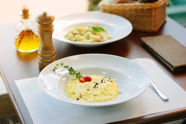 Итальянская кухня - вкусное традиционное ризотто в белой тарелке . — стоковое фото