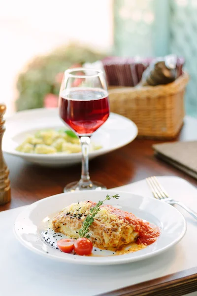 Лазанья в томатном соусе с красным вином в итальянском ресторане . — стоковое фото
