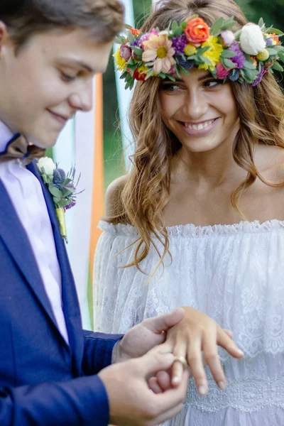 Svatební pár dal na kroužcích na sobě ruce. — Stock fotografie