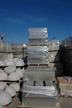 Piyasadaki kaldırım taşları. Paving mağazası. Paletler üzerindeki kaldırım taşı.