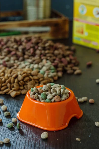 Alimentos para animais de estimação em tigela — Fotografia de Stock