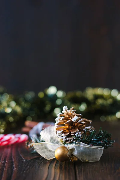 Karácsonyi dekoráció fenyőtobozzal a fa táblán. — Stock Fotó