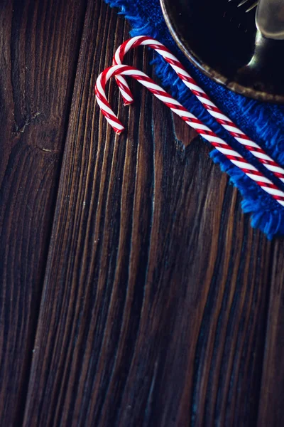 Vista superior de bastones de caramelo de Navidad sobre el fondo de madera. —  Fotos de Stock