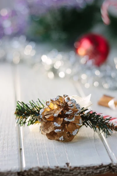 Fehér karácsonyi dekoráció - fenyő fa táblán. — Stock Fotó