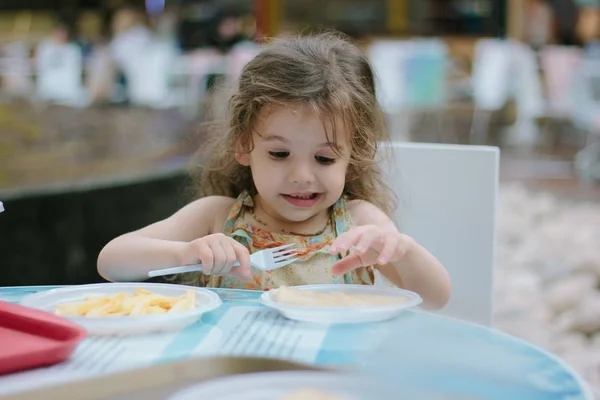 Gadis kecil makan di restoran cepat saji — Stok Foto