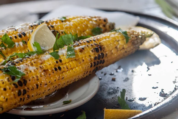 Maíz a la parrilla con limón, hierbas y especias — Foto de Stock