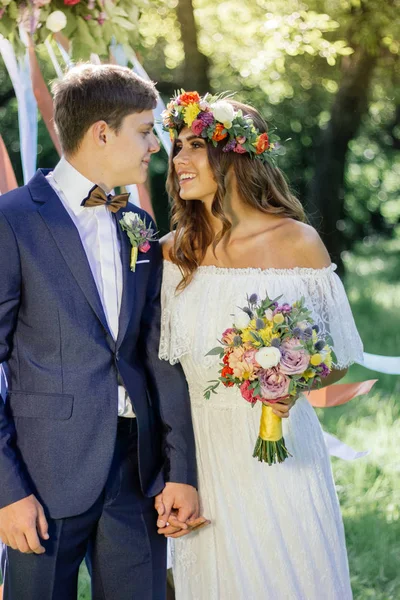 Schönes Hochzeitspaar - Braut und Bräutigam bei der Trauung — Stockfoto