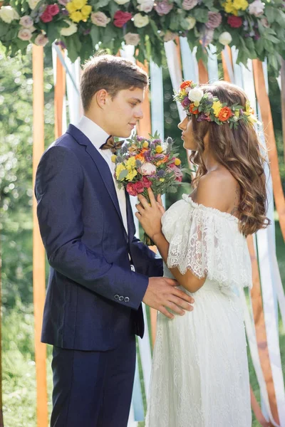Schönes Hochzeitspaar - Braut und Bräutigam bei der Trauung — Stockfoto