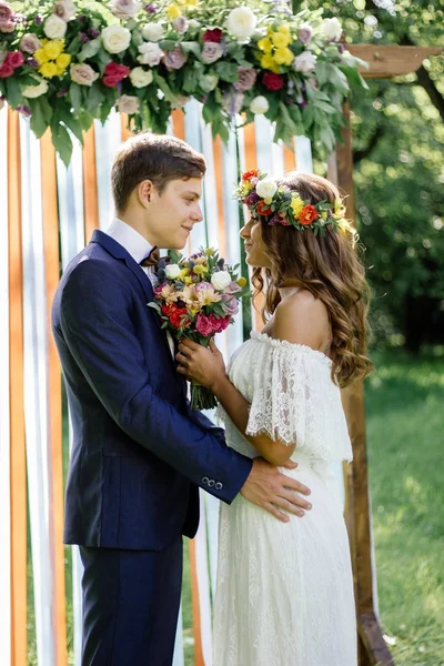 Trauung im Outdoor-Park - Braut und Bräutigam berühren sich. — Stockfoto