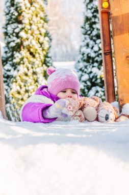 Kış Bahçesi oynarken küçük bebek kız.