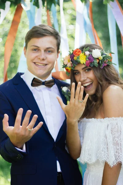 Bruid en bruidegom tevreden over trouwringen op hunne vingers. — Stockfoto