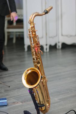 Olay yerinde rafta kalan saksafon.