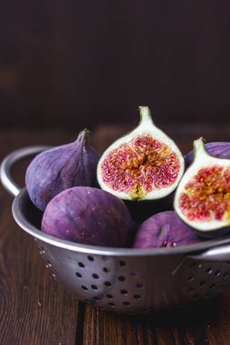 Metal kevgir, taze olgun incir.