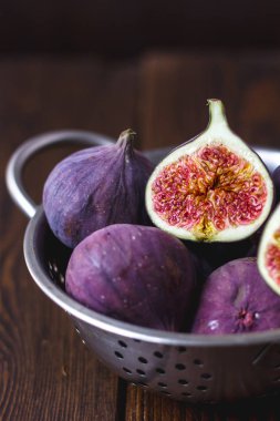 Metal kevgir, taze olgun incir.