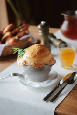 Tencerede sebze olan restoran masası..