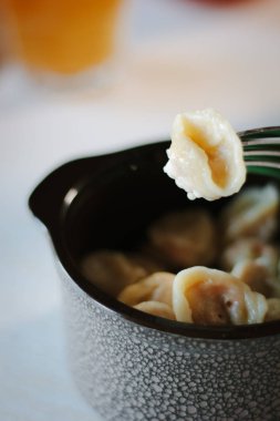 Çatal üzerinde et hamur tatlısı