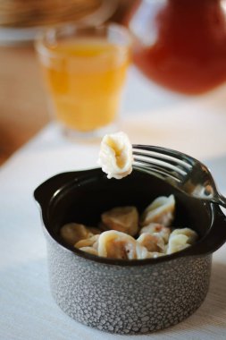 Çatal üzerinde et hamur tatlısı