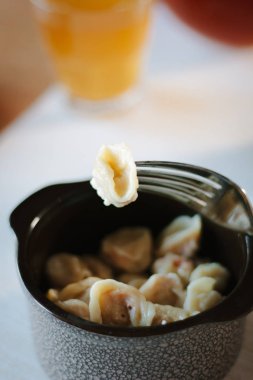 Çatal üzerinde et hamur tatlısı