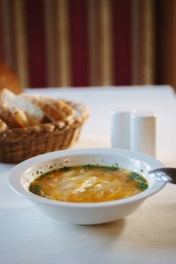 Restoran masasında sebze çorbası..