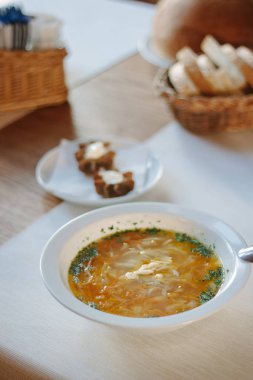 Lokanta veya kafe masasında nefis sebze çorbası.