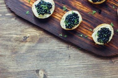 Siyah havyar meze ahşap panosu Üstten Görünüm.