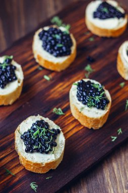 Meze olarak Noel tablo - siyah havyar ekmek parçaları üzerinde.