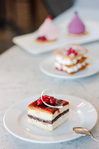 Tarta de postre en la mesa de Navidad . —  Fotos de Stock