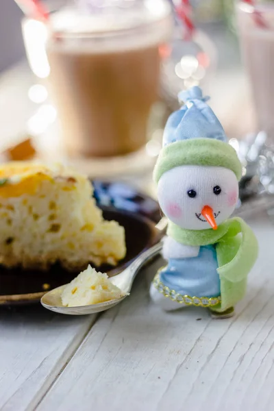 Christmas snowman holding metal spoon with the piece of christmas pie. — Stock Photo, Image