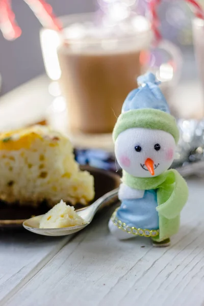 Christmas snowman holding metal spoon with the piece of christmas pie. — Stock Photo, Image