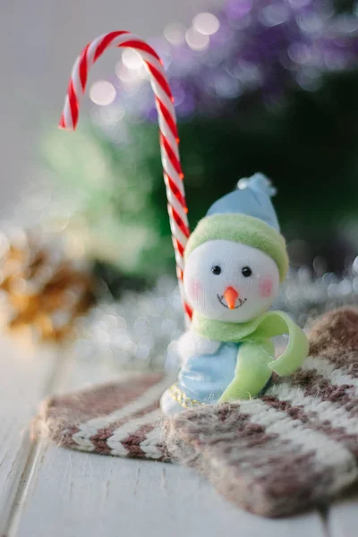 Christmas decoration with snowman holding candy cane in hands. — Stock Photo, Image