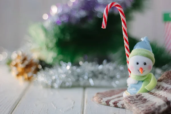 Karácsonyi dekoráció-hóember Cukorpálca tartja kezében. — Stock Fotó