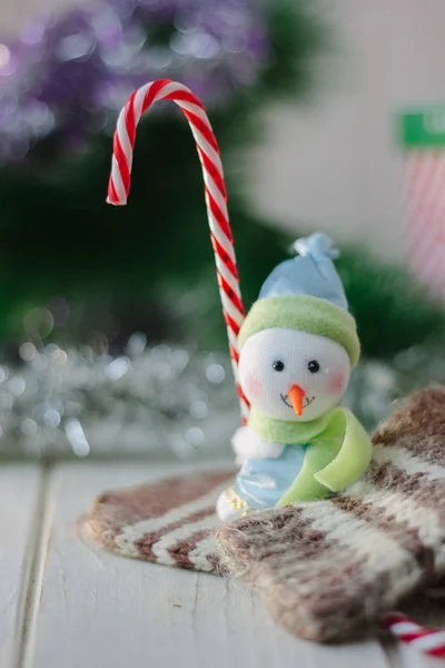 Christmas decoration with snowman holding candy cane in hands. — Stock Photo, Image