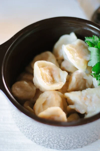 Ruské masové knedlíky zvané pelmeni v restauraci. — Stock fotografie