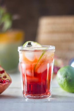 Taze nar içeceği - limonata veya limon ve buzlu kokteyl