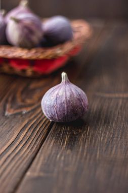 Ahşap masa üzerinde duran taze ve olgun incir.