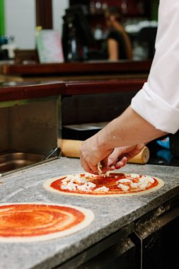 Malzemeler pizza üstüne koyarak Şef.