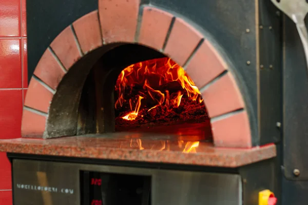Horno de pizza tradicional con la llama en el interior . — Foto de Stock